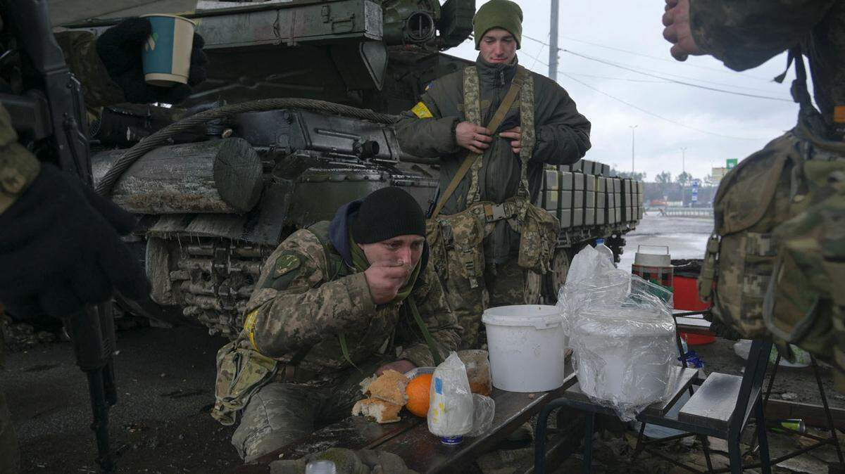 Angehörige der ukrainischen Streitkräfte in der Nähe von Schytomyr.