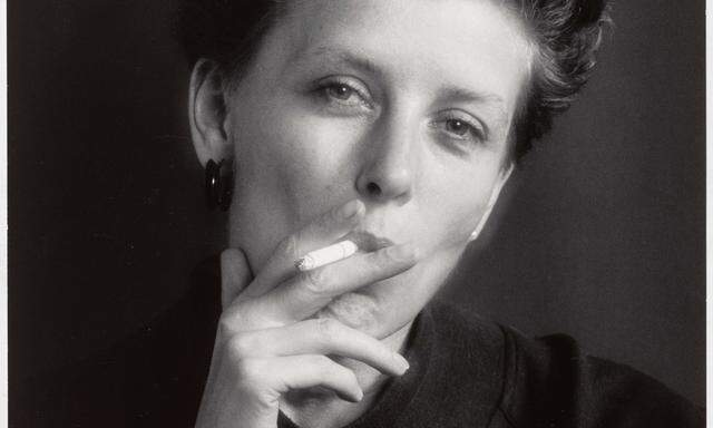 Mejchar fotografierte in ihrer Serie „Raucher“ 1989 Kollegin Margherita Spiluttini.