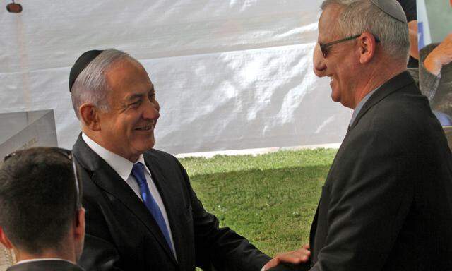 Gegenspieler Benjamin Netanjahu und Benny Gantz beim Gedenkakt für Schimon Peres.