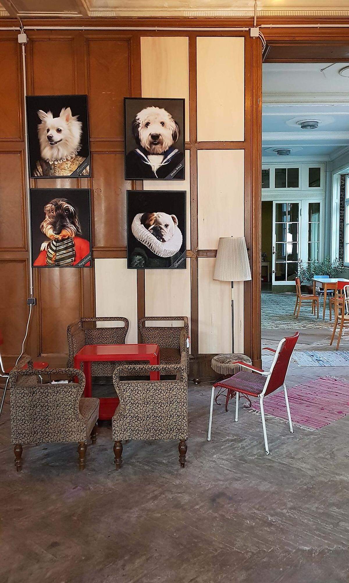 Die Hundtypen an der Wand stammen von einem niederländischen Künstler. Sie haben die Hot Dogs beeinflusst, die hier Haute Dogs genannt werden und die Namen der porträtierten Hunde tragen. Merlin etwa ist der Namensgeber für ein Hot Dog mit Pretzel Chicken (also in einer Brezelpanier herausgebackenem Hühnerfleisch) und Yuzu-Mayonnaise. Die Variante Napoleon kommt mit Beef Rib, Gänseleber und Trüffel daher. Außerdem kommen aus der Küche grandiose Halloumi-Fritten oder solche aus Süßkartoffeln.
