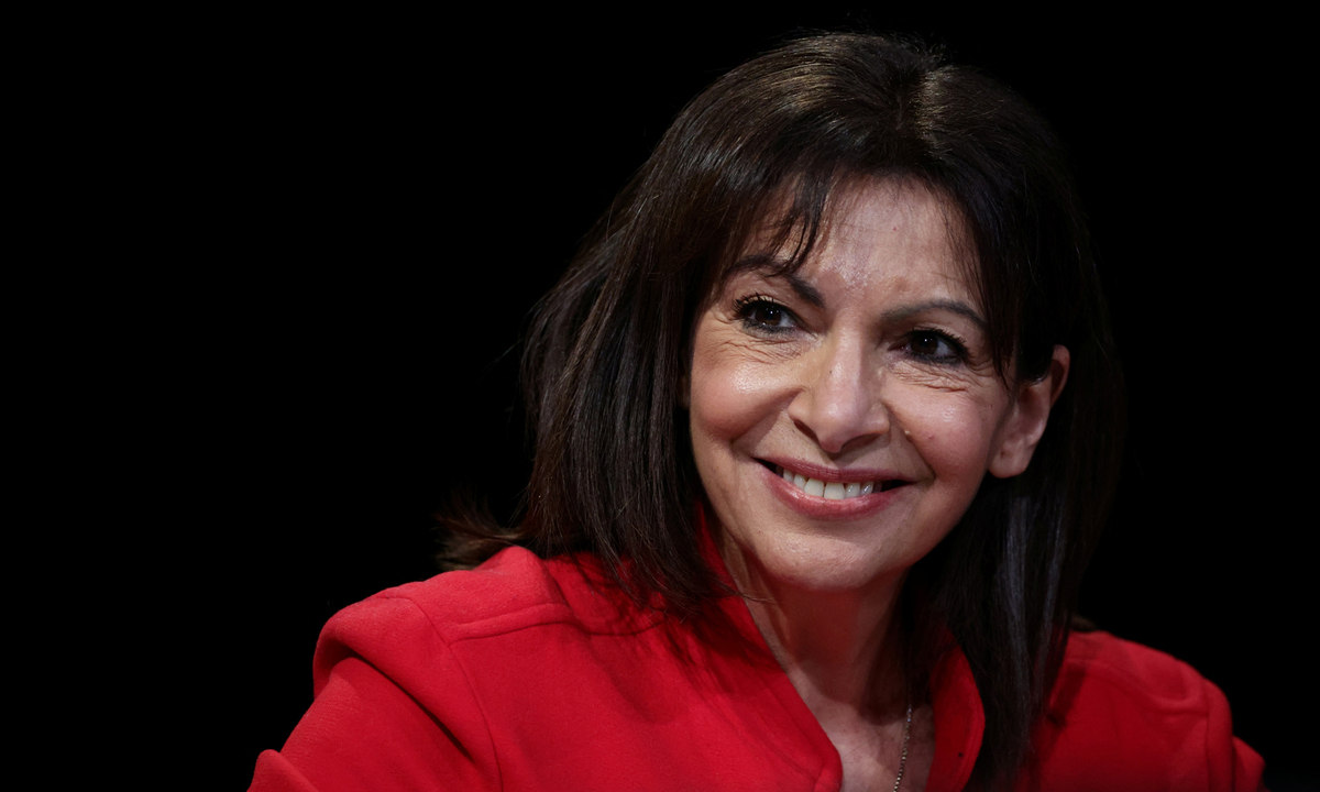 Die rote Bürgermeisterin. Mit der Pariser Bürgermeisterin Anne Hidalgo, die in der Hauptstadt mit den Grünen regiert, glaubte die vormalige sozialistische Regierungspartei eine Trumpfkarte ausspielen zu können, um den Niedergang der letzten Jahre zu stoppen. Doch der Start ihrer Kampagne war ein Flop, die wenig charismatische und wegen ihrer Sicherheits- und Verkehrspolitik umstrittene Hidalgo kommt in Umfragen nur auf vier bis sieben Prozent, was die Existenzkrise des Parti Socialiste verschärfen dürfte. Chancen auf einen Einzug in die Stichwahl: Ausgeschlossen. Selbst im linken Kandidatenfeld ist Hidalgo ins Hintertreffen geraten.