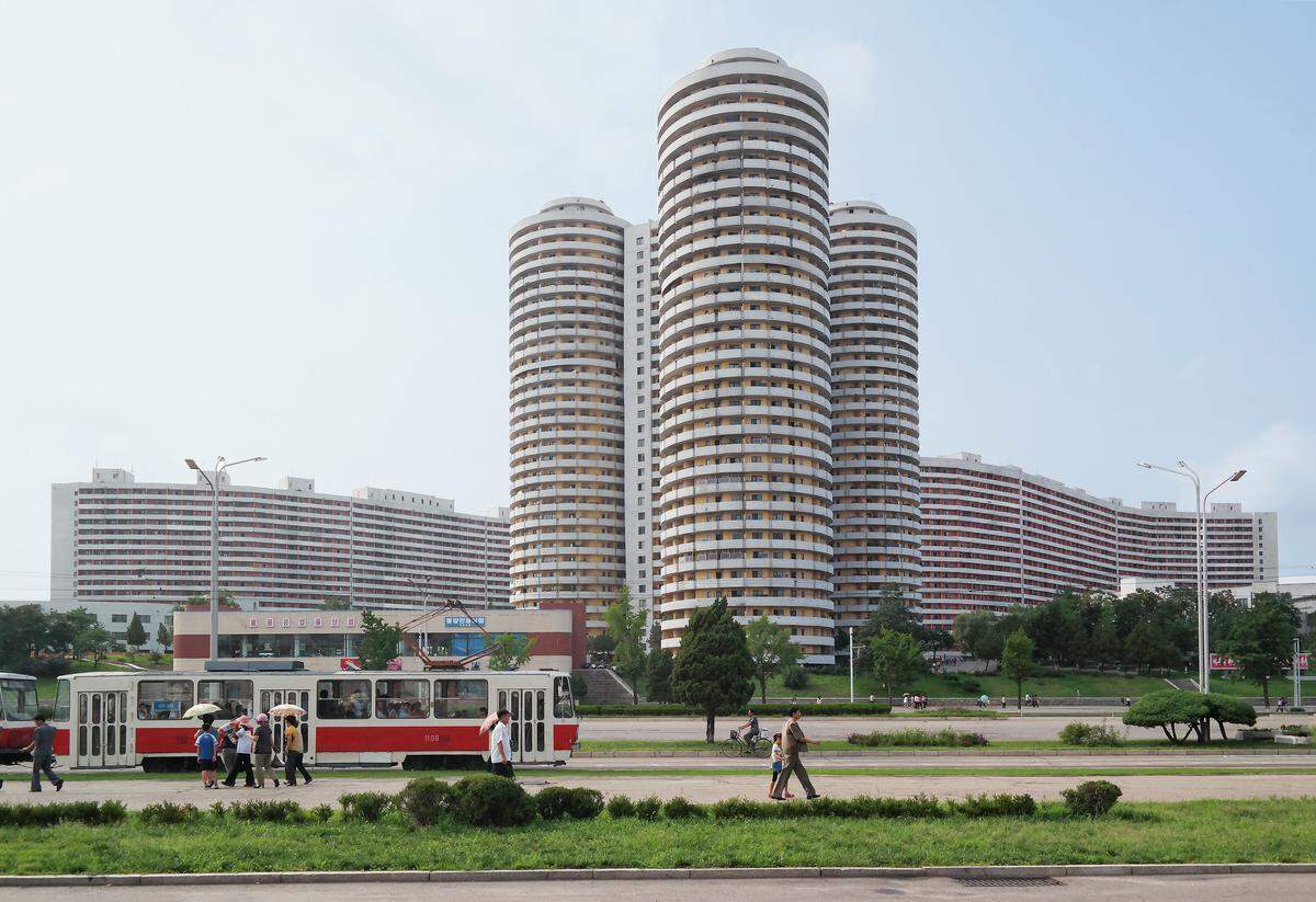 Die anlässlich der Weltjugendspiele 1989 fertiggestellte, vier Kilometer lange Kwangbok-Straße, ist gesäumt von 260 Apartmenthäusern mit 25.000 Wohnungen, die hauptsächlich Parteifunktionären und anderen Mitgliedern des Beamtenapparats zugeteilt wurden.