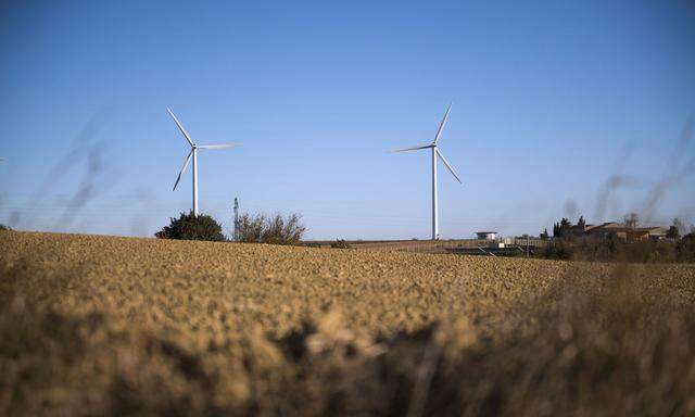 Erneuerbare Energien wie Windkraft und Biomasse liefern regional Strom und Wärme für die Bevölkerung der Umgebung. Neue Modelle sollen dadurch auch das Energienetz entlasten.