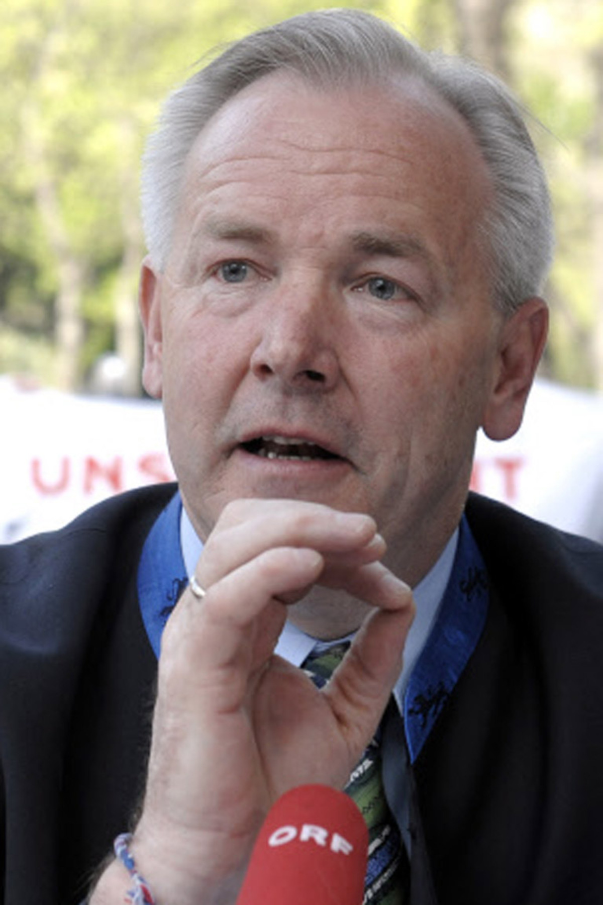 "In erster Linie wünsche ich Dir, lieber Sepp, gute Genesung und baldige Besserung", lässt Landeshauptmann Gerhard Dörfler (FPK) ''im Namen aller Kärntnerinnen und Kärntner'' mitteilen.  Der Rücktritt sei ein Beispiel dafür, "dass sich Spitzenpolitik, die auf höchstem Niveau geführt wird, auch negativ auf die Gesundheit auswirken kann".Pröll sei ein "fairer Verhandlungspartner" gewesen, sagt Dörfler. Er bedaure seinen Rücktritt.