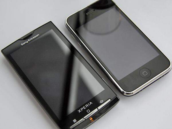 Im Vergleich zum iPhone wirkt das X10 zwar größer, ist es aber nur ganz marginal. Es fühlt sich mit seinen 135 Gramm leichter an als man annehmen würde und liegt dank griffigem Kunststoff gut in der Hand.