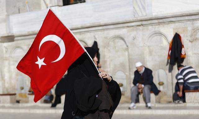 Ein Gegentrend in der Türkei sorgt für eine breite Diskussion über Bekleidungsvorschriften für Frauen.