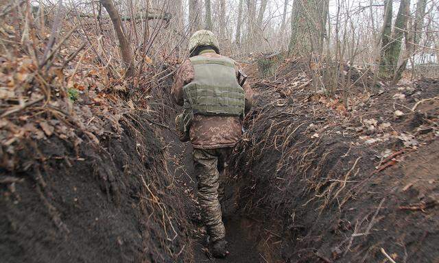 Ein Soldat des ukrainischen Militärs an der Front nahe der von Rebellen kontrollierten Stadt Donezk.