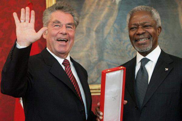 Fischer begrüßt wieder den ehemaligen UNO-Generalsekretär Kofi Annan in seiner Loge.