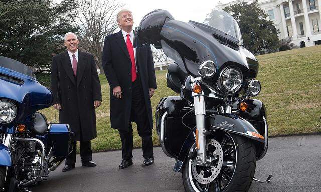 Archivbild: Donald Trump und eine Harley Davidson