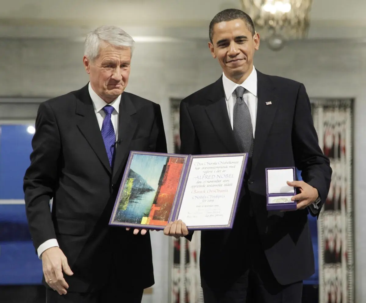 Trump a un jour critiqué l’attribution du prix Nobel à l’ancien président américain Barack Obama en ces termes : « Il ne savait même pas pourquoi il avait reçu ce prix ». 