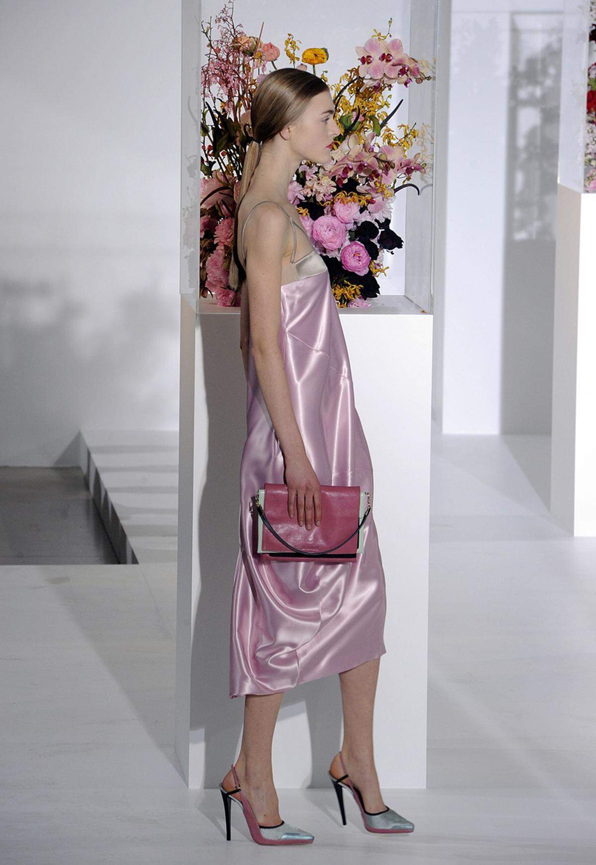 Auf dem mit Blumenbouquets geschmückten Runway präsentierten sich die Models in Pastelltönen, vornehmlich Rosanuancen.
