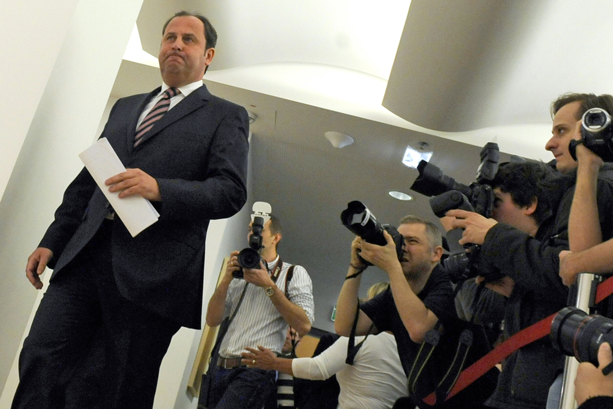 Mit nur 42 Jahren setzt Vizekanzler und ÖVP-Chef Josef Pröll seiner politischen Karriere ein zumindest vorläufiges Ende: Nach einem Lungeninfarkt tritt der Neffe von Niederösterreichs Landeshauptmann Erwin Pröll als Vizekanzler, Finanzminister und ÖVP-Chef zurück. Mit den Worten "Jetzt geh ich einmal was Essen“ verabschiedet sich Pröll in sein neues Leben, das ihn schon wenige Wochen später an die Spitze des zu Raiffeisen gehörenden Mischkonzerns Leipnik-Lundenburger führt.