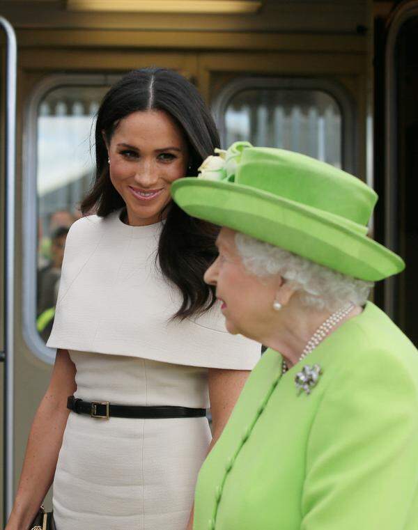 Zum Kleid mit Cape trug die Herzogin von Sussex einen Gürtel von Givenchy und schwarze High-Heels von Sarah Flint. Auch den Dresscode scheint sie diesmal genau beachtet zu haben. Sie zeigt weder Ausschnitt oder Schultern, außerdem trägt sie eine Strumpfhose. Ein absolutes Muss für die Queen.