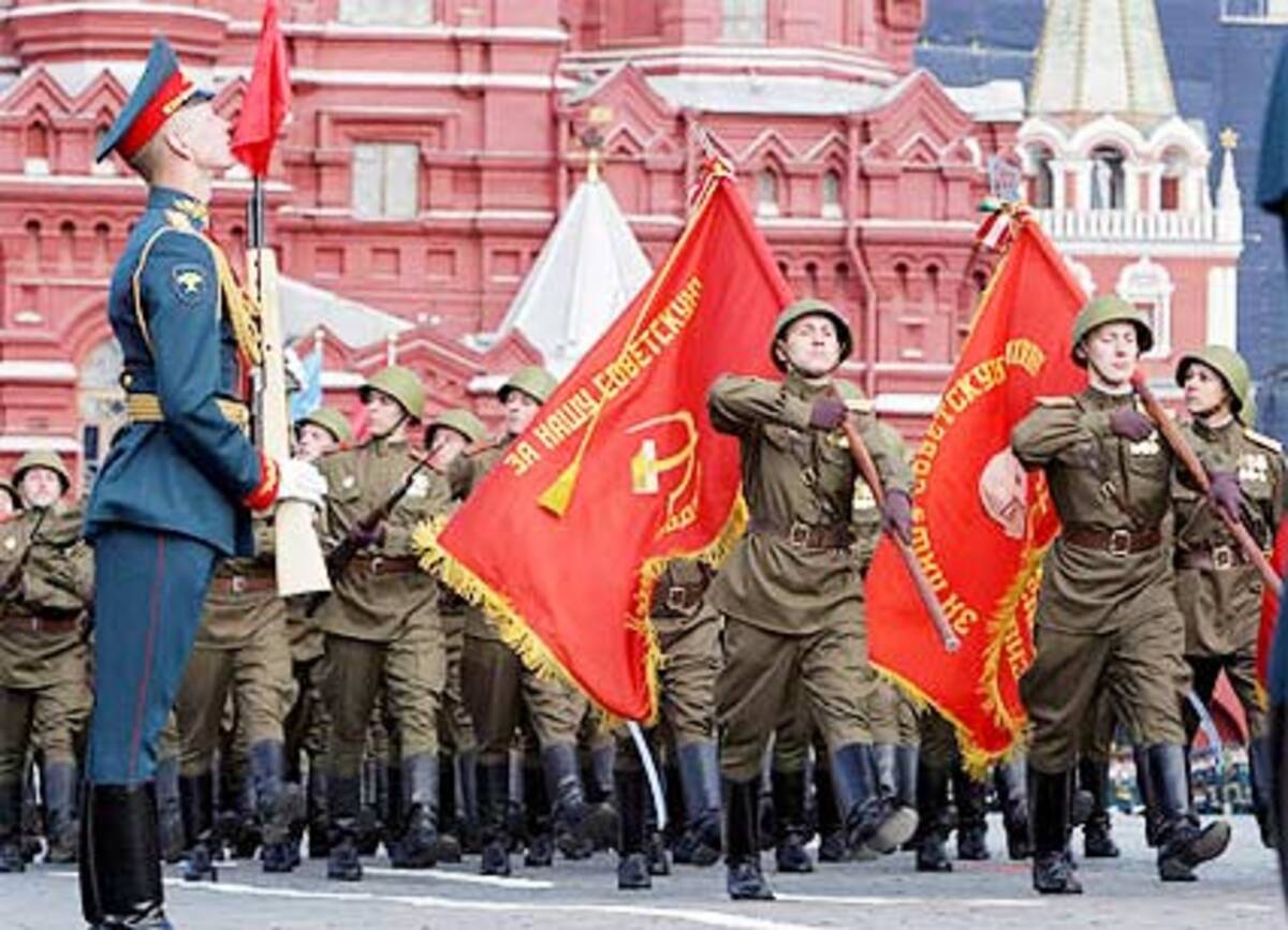 Russland hat den Sieg im Zweiten Weltkrieg erstmals wieder wie zu sowjetischen Zeiten mit einer großen Militärparade auf dem Roten Platz in Moskau gefeiert.