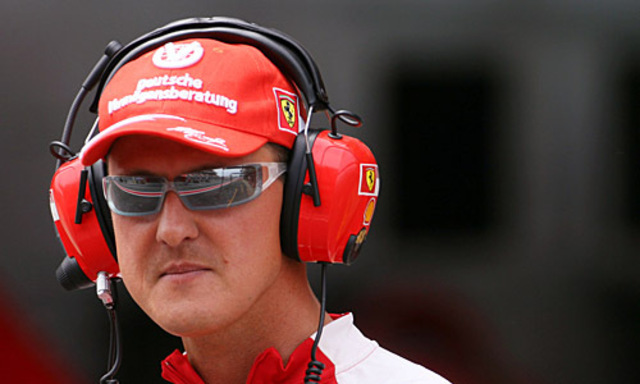 Michael Schumacher klemmt sich wieder hinters Steuer.