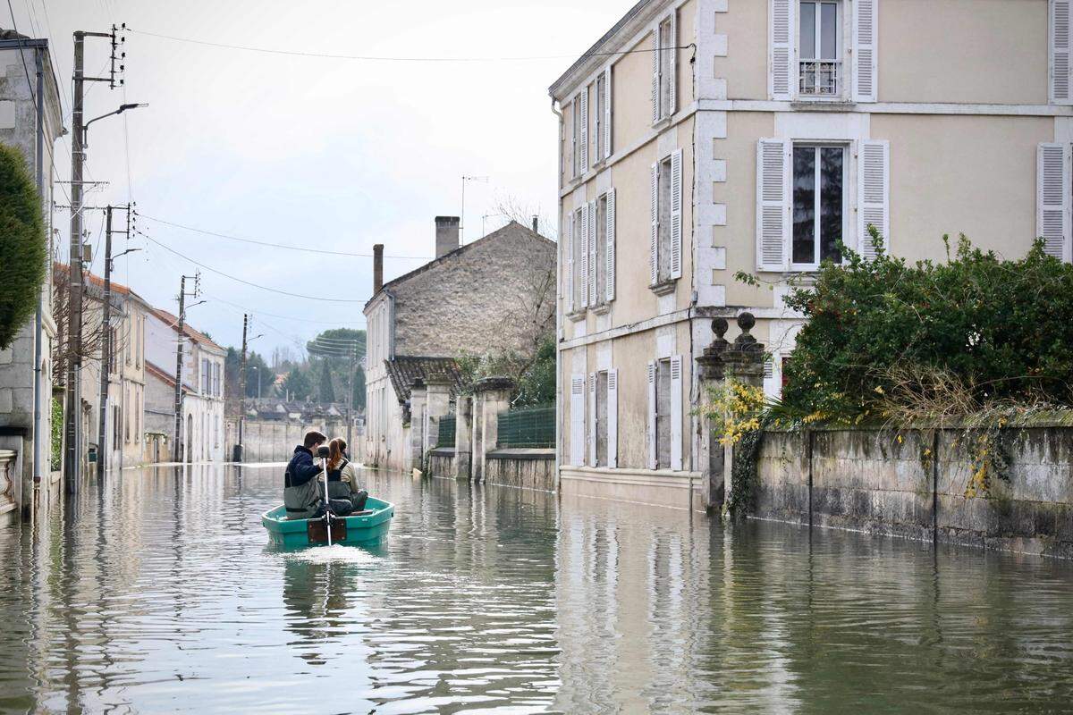 15. Dezember. Überschwemmungen in Gond-Pontouvre in Zentralfrankreich.