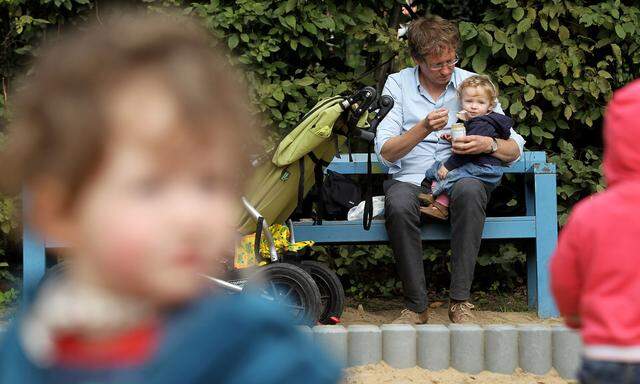 Neben mehr Beteiligung der Väter bei der Elternzeit brauche es dringend österreichweit familiengerechte Kinderbetreuungsangebote, fordern die Neos.