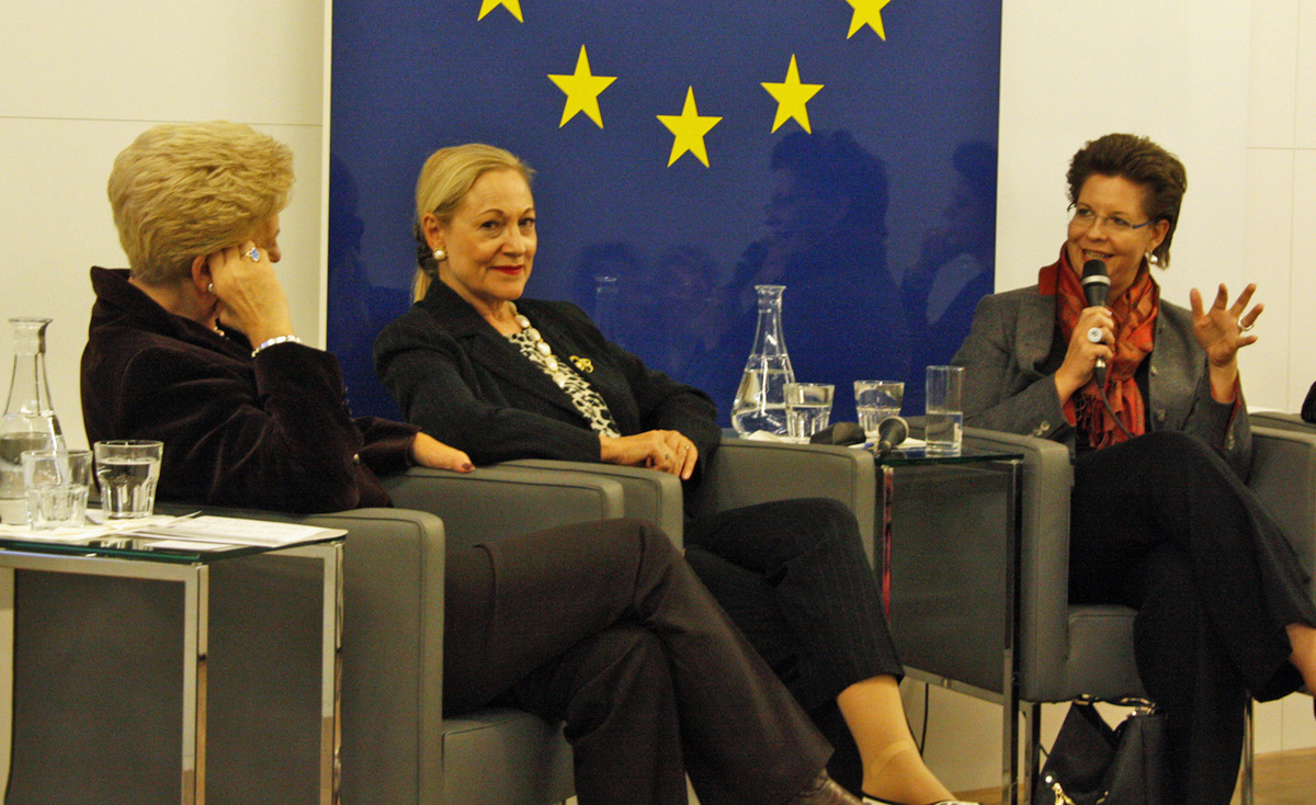 Um 19 Uhr ist man dann unter sich: Ausschließlich Frauen erscheinen zum Mentory-Club im noblen Haus der Europäischen Union in der City, um mit den Karrierefrauen Maria Rauch-Kallat, Benita Ferrero-Waldner und eben Marek zu "netzwerken". Und wenn die Damenwelt unter sich ist, wird aus dem Nähkästchen geplaudert: Marek verrät, dass sie als junge Sekretärin für ihren Millionen-schweren Chef rund um den Globus reiste,...