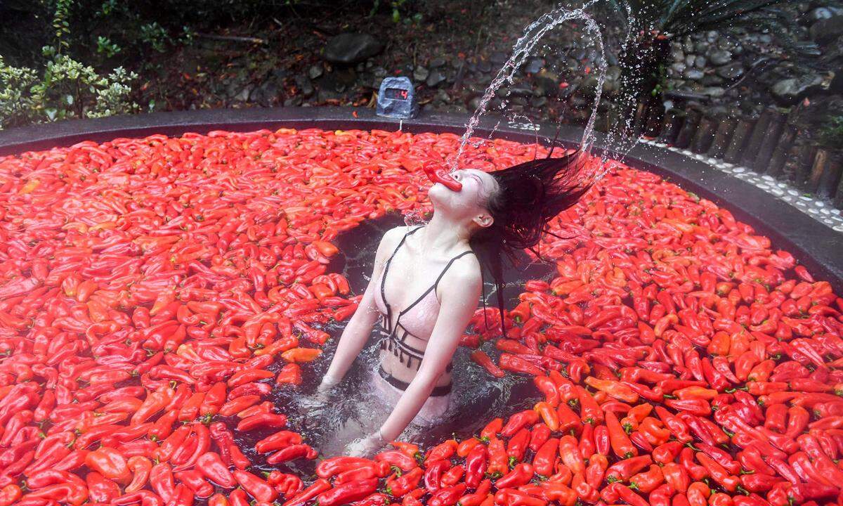 9. Dezember. Ein Bad in Chili-Schoten samt Verkostung ist Tradition in Yichun, in der chinesischen Provinz Jiangxi.