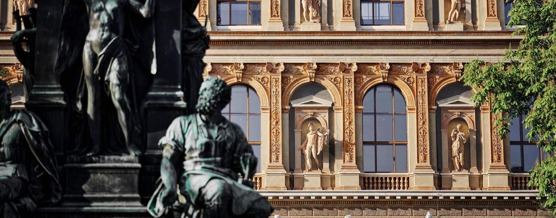 Das Akademiegebäude am Schillerplatz.