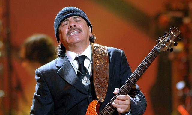 Gitarrist Carlos Santana MEX waehrend eines Konzerts anlaesslich der World Music Awards in Hollywood