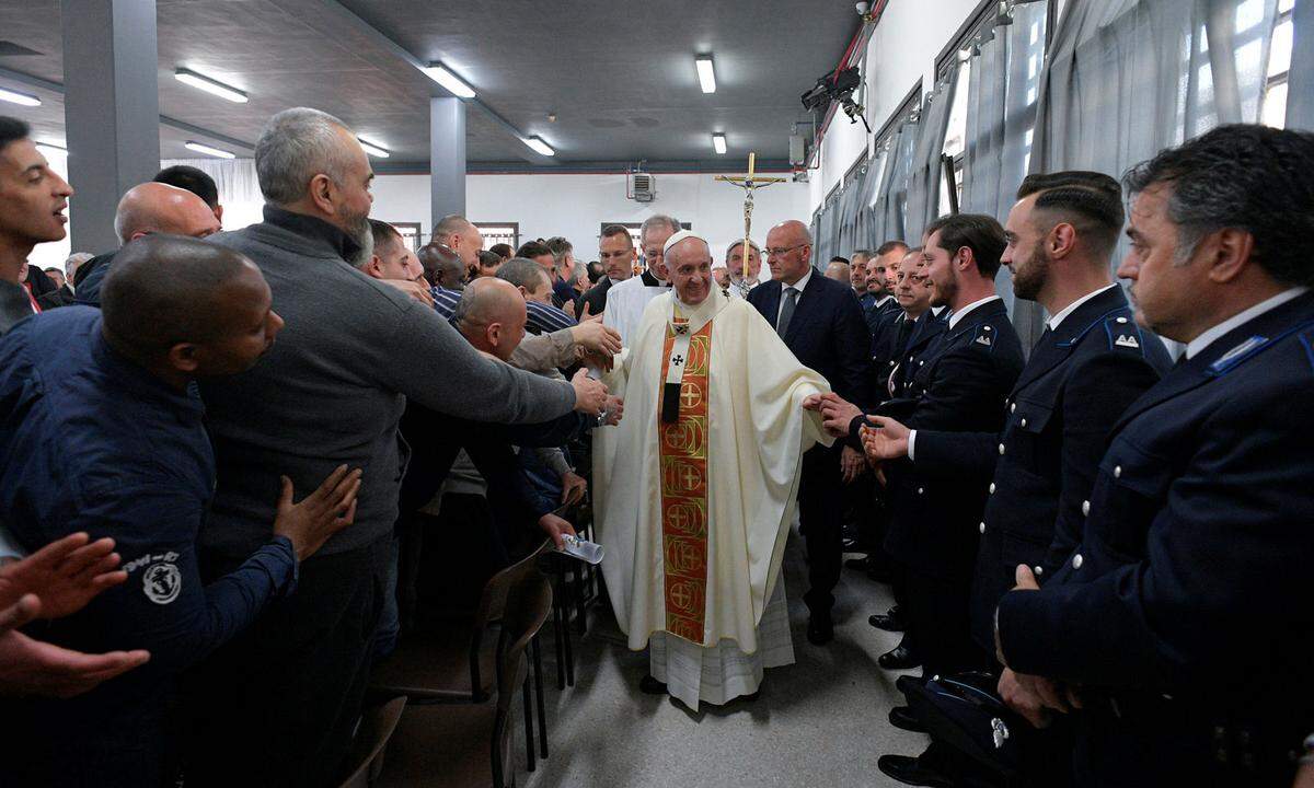 Am Gründonnerstag ist auch Tag der Fußwaschung. Am Vorabend seines Kreuzestodes wusch Jesus Christus während des letzten Abendmahls seinen Jüngern die Füße und trocknete sie mit dem Tuch. Papst Franziskus feierte die eigentliche Gründonnerstags-Messe in einem großen Gefängnis in Rom, wo er Häftlingen die Füße wusch. Er wurde mit großem Applaus empfangen.