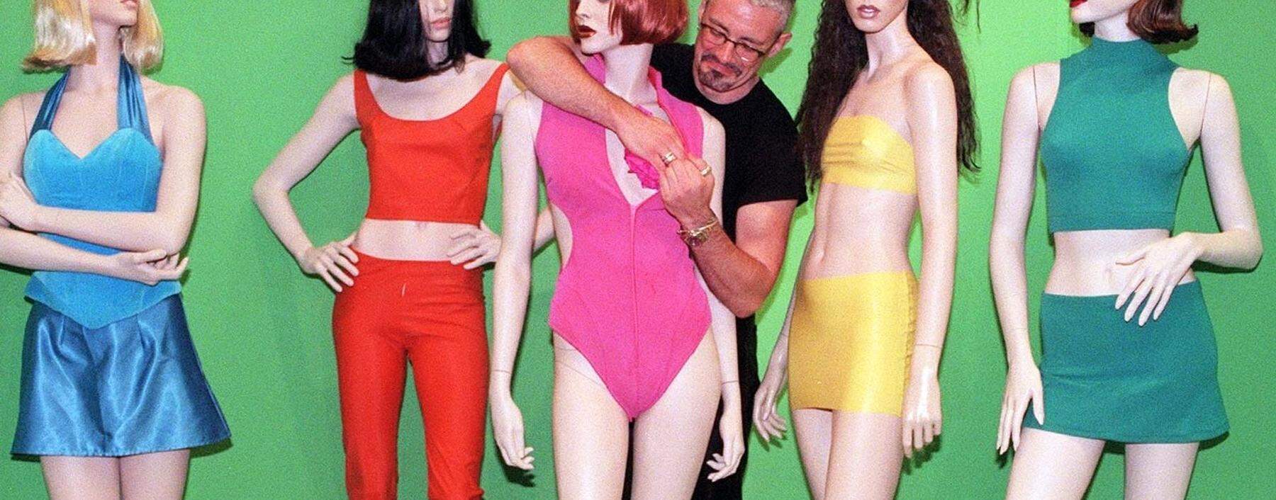 Kostüme der Spice Girls, die während einer Auktion bei Sotheby's versteigert wurden.