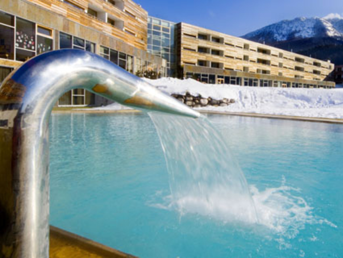 Skifahren bis vor die Hoteltür gehört hier genauso dazu wie Plantschen im beheizten Außenpool mit Dreitausenderblick. Insgesamt sieben (!) Pools, eine weitläufige Saunalandschaft sowie großzügig bemessene Sport- und Fitnessbereiche (mit Personal Coach) zielen auf ein aktives, lifestyleorientiertes Publikum ab.  Falkensteiner Hotel & Spa Carinzia, Tröpolach 156, 9631 Hermagor/Nassfeld; Tel.: 04285/720 00, Fax: 04285/720 00-5; www.falkensteiner.com