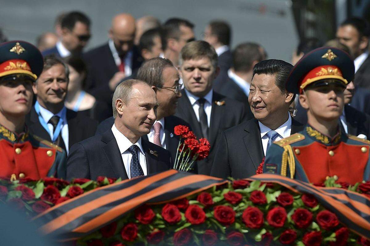 An prominenten Staatsvertretern fehlte es dennoch nicht: Neben Staatschef Wladimir Putin nahm Chinas Staats- und Parteichef Xi Jinping Platz. Auch viele Staatschefs früherer Sowjetrepubliken reisten zur Jubiläumsparade an.