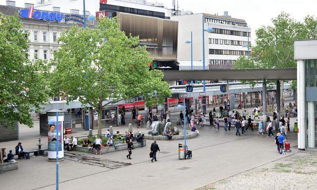 Der nächste Problemplatz? Grüne Bäume, viele Bänke: Rund um den Bahnhof Floridsdorf machen Wiener gern Pause. Die Polizei allerdings hat viel zu tun.