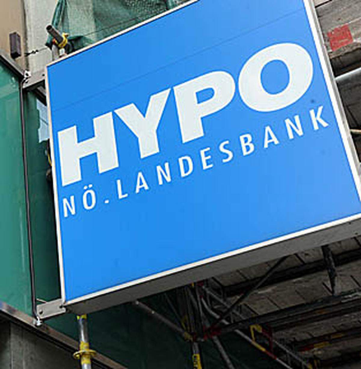 Der Verdacht der Untreue und der Bilanzfälschung richtet sich gegen Hypo-Chef Peter Harold und seinen Ex-Kollegen Richard Juill. Unter anderem geht es um riskante Geschäfte in Irland und die Bilanzdarstellung.