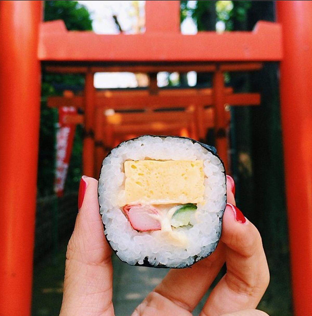 Sushi wurde vor dem Eingang des Gojoten Schreins in Tokio verspeist.