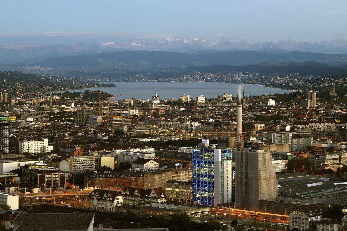 Die Schweiz ist gleich mit zwei Städten unter den zehn teuersten Städten vertreten. Zürich hält sich seit Jahren im Spitzenfeld, 2012 war es noch die teuerste Stadt noch ndie teuerste Metropole der Welt.