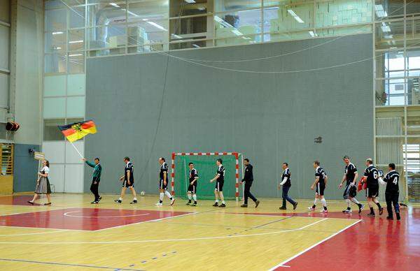 Ein hoch motivierter Stadionsprecher, Fans mit Österreich-Fahnen und Mannschaften aus 16 Nationen, die ihren feierlichen Einzug kaum erwarten können – in der Sporthalle St. Pölten liegt am Dienstag Turnieratmosphäre in der Luft. Text: Köksal Baltaci ("Die Presse", Print-Ausgabe, 25.02.2015)