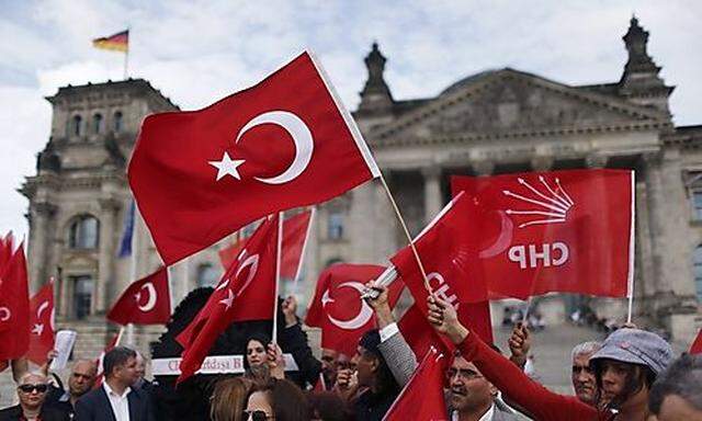 Türkische Demonstranten vor dem Reichstagsgebäude in Berlin