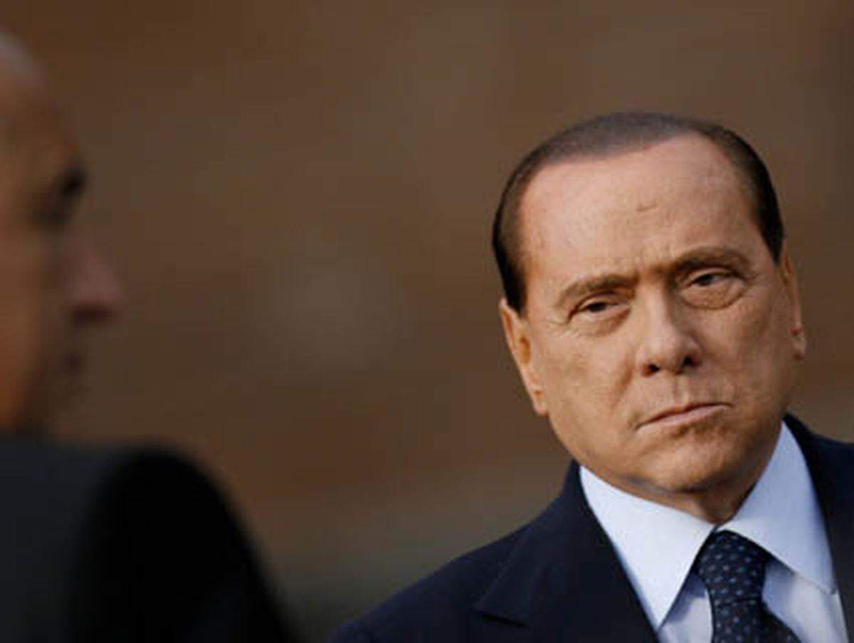 98.000 Italienerinnen (Stand 23. Oktober) unterschreiben eine Petition, die zur Festnahme des Regierungschefs aufruft. Anlass: Berlusconi hatte eine Politikerin als "eher schön als intelligent" bezeichnet. Ins Leben gerufen hat die Petition Berlusconis medialer Erzfeind - die Zeitung "La Repubblica".