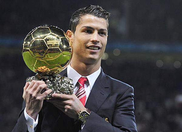 Jede Menge Gold ließ den Kummer bei Ronaldo aber bald verschwinden. Für seine tolle Saison erhielt er den Ballon d'’Or der Zeitschrift France Football für den weltbesten Fußballer des Jahres, ...