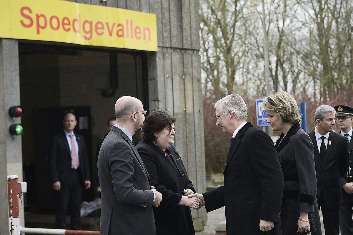 König Philippe und Königin Mathilde besuchten am Mittwoch ein Krankenhaus, um sich mit Verletzten zu treffen. Außerdem trafen sie am Flughafen Helfer.