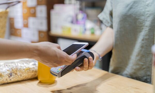 Es hat sich gezeigt, dass mit den schärferen Hygienevorschriften in der Pandemie die Onlinekäufe und bargeldlosen Zahlungen zugenommen haben.