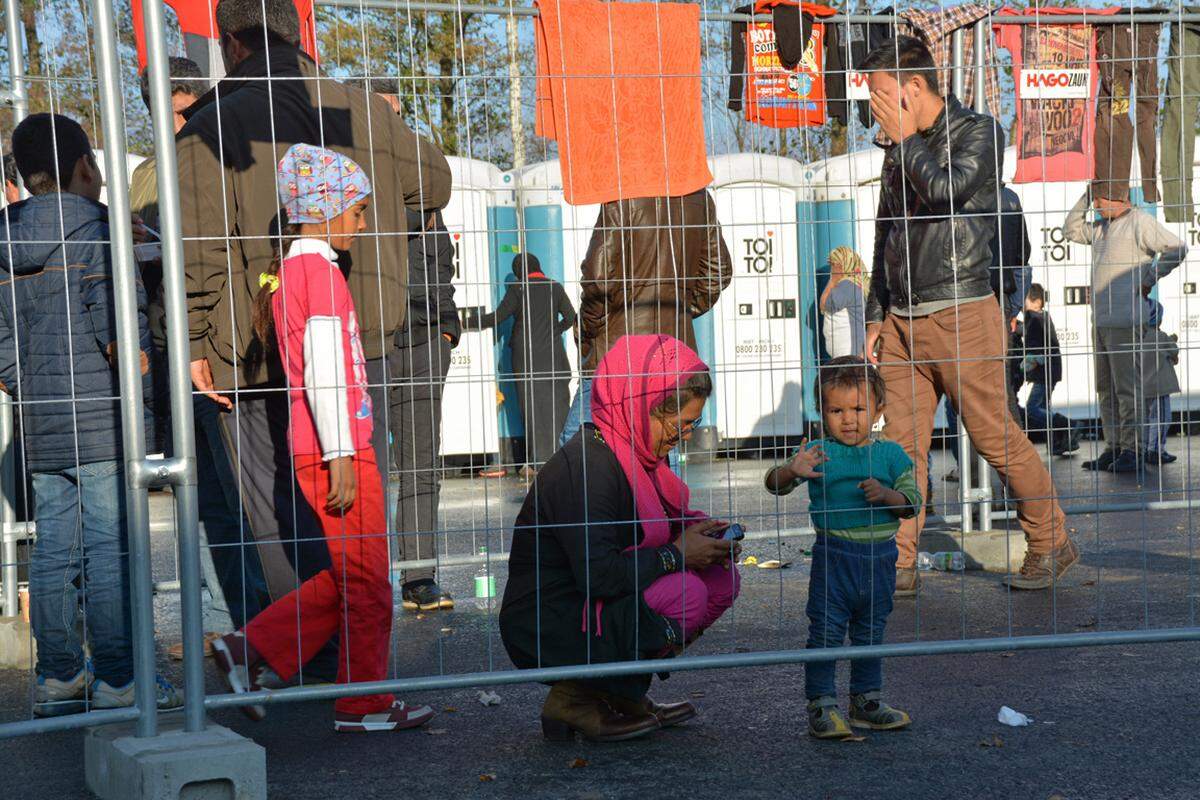 Vor allem die Kinder sind gesundheitlich schon angegriffen. Auch ein gebrechlich aussehender Mann im Rollstuhl befindet sich unter den Flüchtlingen. Wie er die weite Reise schaffen konnte? Er müsse wohl teils von seiner Familie getragen worden sein, sagt ein Mitarbeiter des Roten Kreuzes.