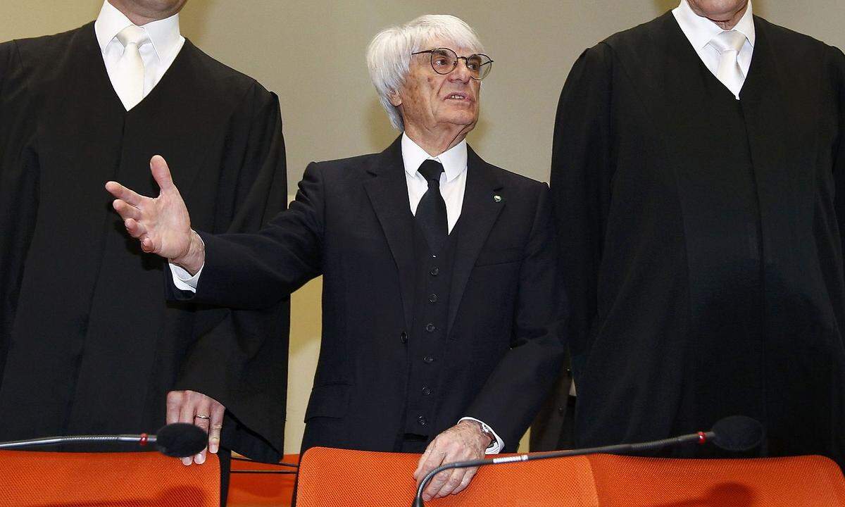 "Alles, was ich weiß, ist: Ich bin unschuldig!" Ecclestone vor dem Prozess in München um Bestechungsvorwürfe beim Verkauf der Formel-1-Rechte 2006 Im Bild: Ecclestone mit seinen Anwälten