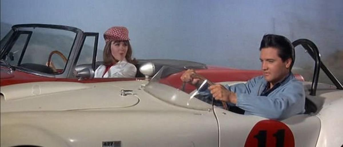 Flotte Dialoge von Auto zu Auto: Elvis als Rennfahrer Mike McCoy im Shelby Cobra, eine Tochter aus gutem Haus im Ferrari 250 GT.