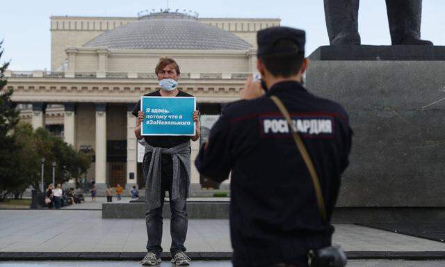 Ein-Personen-Protest kurz nach der Vergiftung von Alexej Nawalny in Nowosibirsk. Im Hintergrund das Theater der Stadt, welches das größte Russlands sein soll. Groß sind auch Lenins Füße (rechts im Bild).