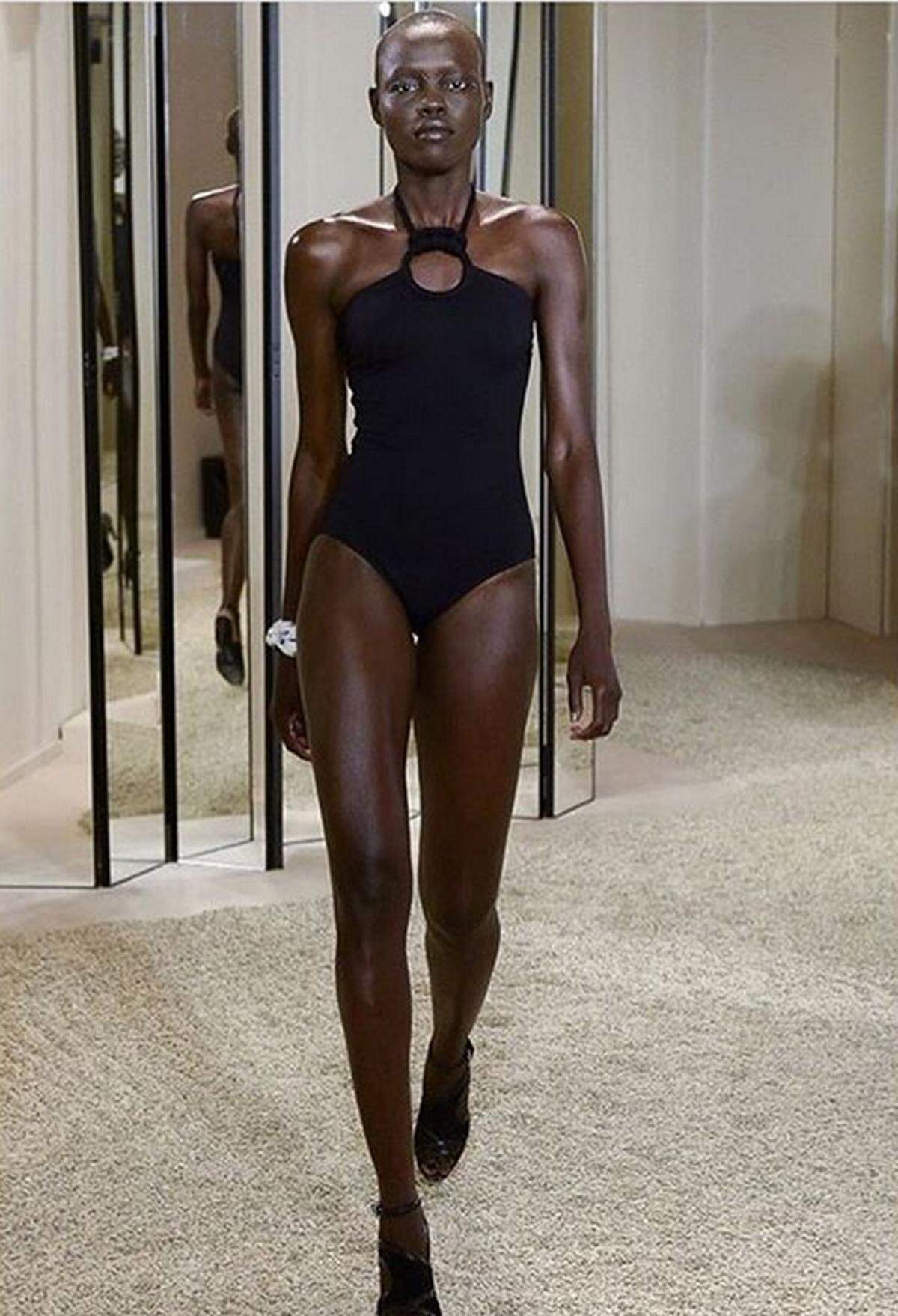 Das 27-jährige Model, das gebürtig aus dem Sudan stammt, allerdings in die USA auswanderte und momentan in Paris lebt, hat schon viele prestigeträchtige Modeljobs an Land gezogen. Ihre Ähnlichkeit mit Alek Wek kommt ihr dabei wohl auch zu Gute.