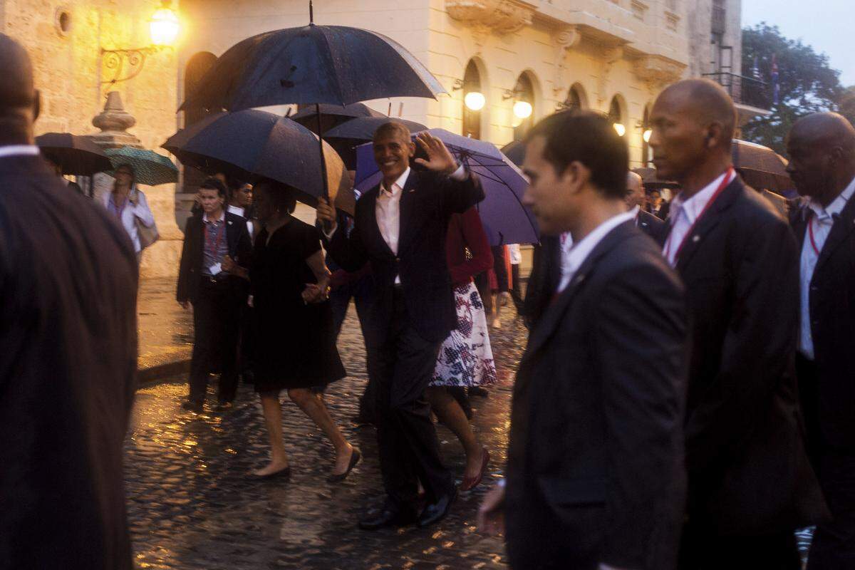 Die ersten Stunden des Besuchs waren vor allem nass. Obama absolvierte einen kleinen Rundgang durch die Altstadt Havannas - hermetisch abgeriegelt,