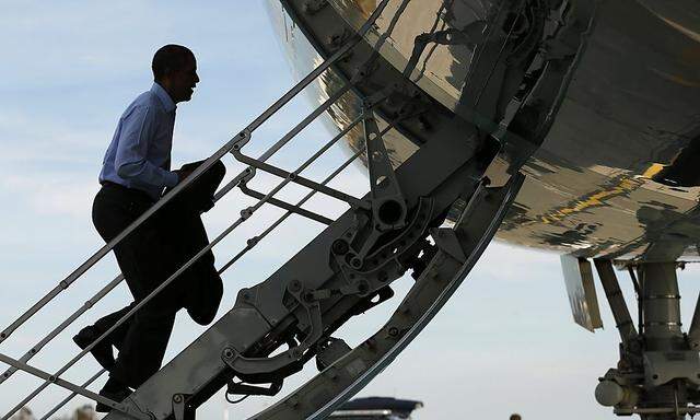 Barack Obama geht an Bord seiner Air Force One auf der US-Militärbasis Ramstein in Deutschland. Mit Drohnenangriffen hätte Ramstein nichts zu tun, so der US-Präsident.