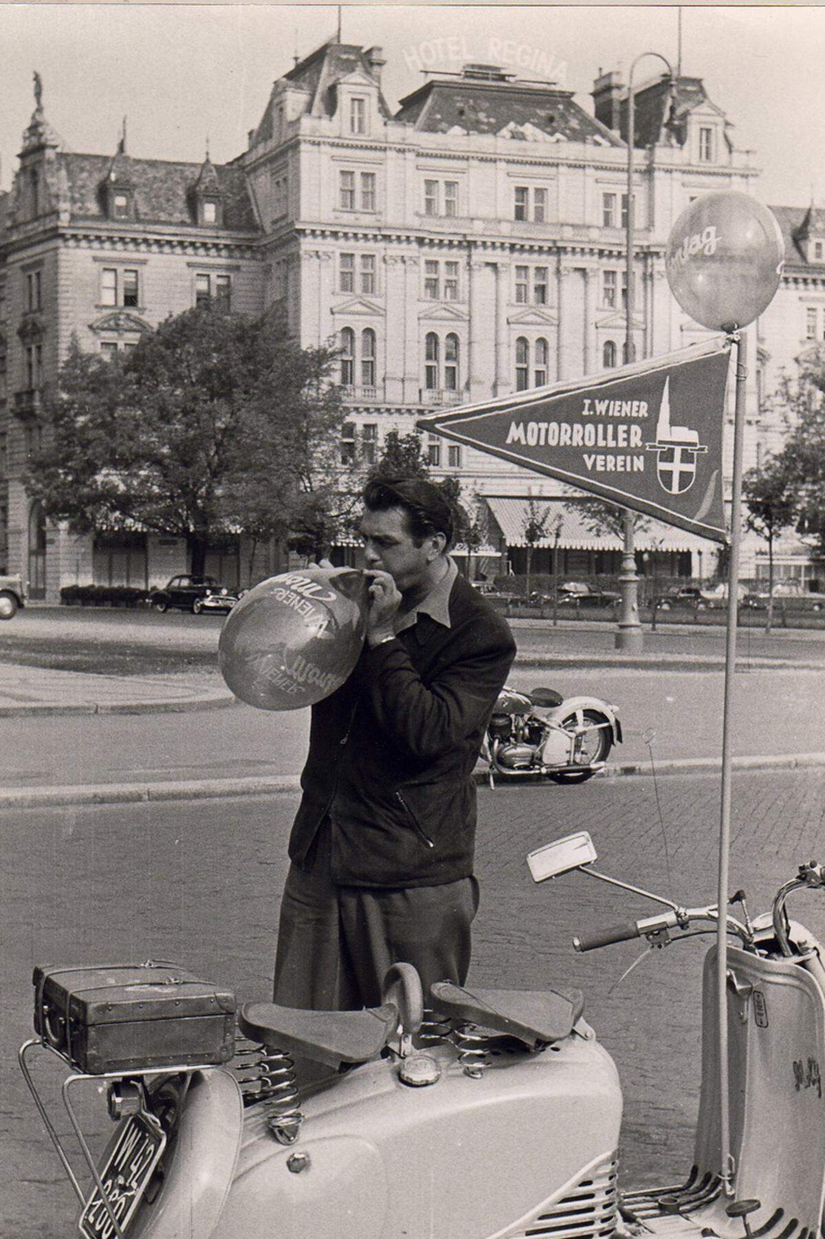 Die wiener Rollerfahrer hatten einen eigenen Club gegründet und starten gerade zu eine Juxausfahrt mit Ballon Aufblasen, Geschicklichkeitsfahren und Geselligkeit.