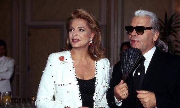Prinzessin Ira von Fürstenberg mit Modeschöpfer Karl Lagerfeld 1995.
