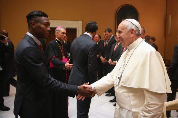 Ende Oktober stattete Bayern nach dem 7:1-Kantersieg über AS Roma auch Papst Franziskus einen Besuch ab. "Eines der größten Erlebnisse in meinem Leben", sagte der ÖFB-Teamspieler, selbst gläubiger Christ.
