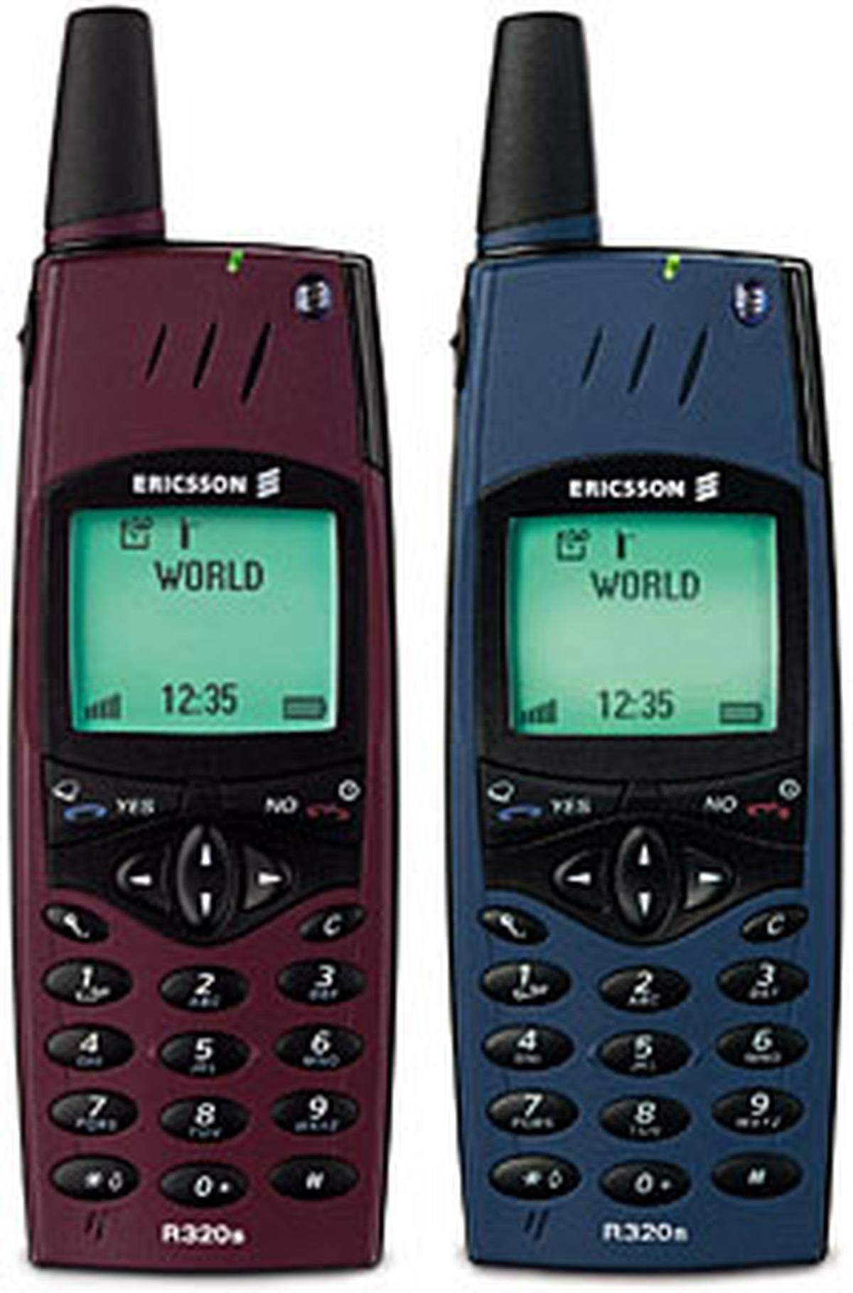 Kaum zu glauben: 1999 wurden auch die ersten internet-fähigen Handys mit WAP-Browser präsentiert. Die zwei Ericsson-Geräte (damals noch ohne Sony) sehen zwar ziemlich sperrig aus, sind aber mit rund 100 Gramm leichter als die meisten modernen Smartphones.